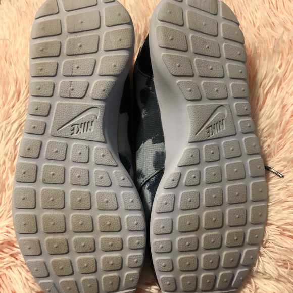 Nike Tennis Shoes - Picture 3 of 3